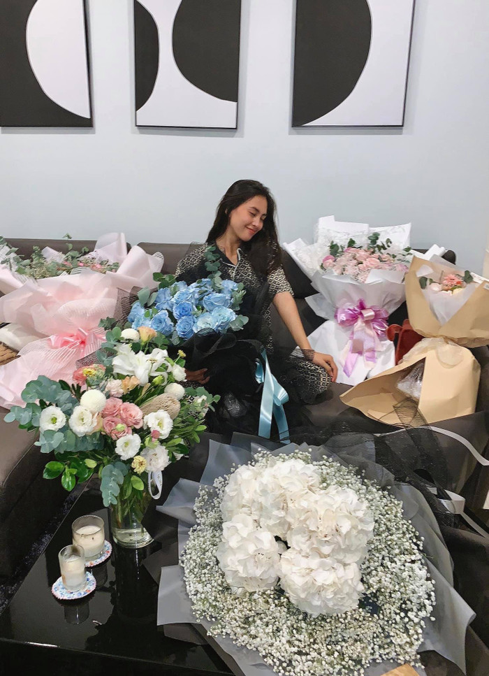 Rạng rỡ đón tuổi 20, Hoa hậu Tiểu Vy hạnh phúc khoe căn phòng ngập tràn hoa Ảnh 6