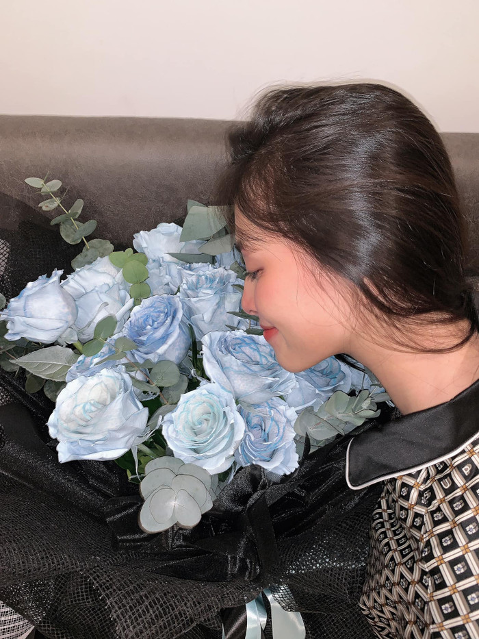 Rạng rỡ đón tuổi 20, Hoa hậu Tiểu Vy hạnh phúc khoe căn phòng ngập tràn hoa Ảnh 7