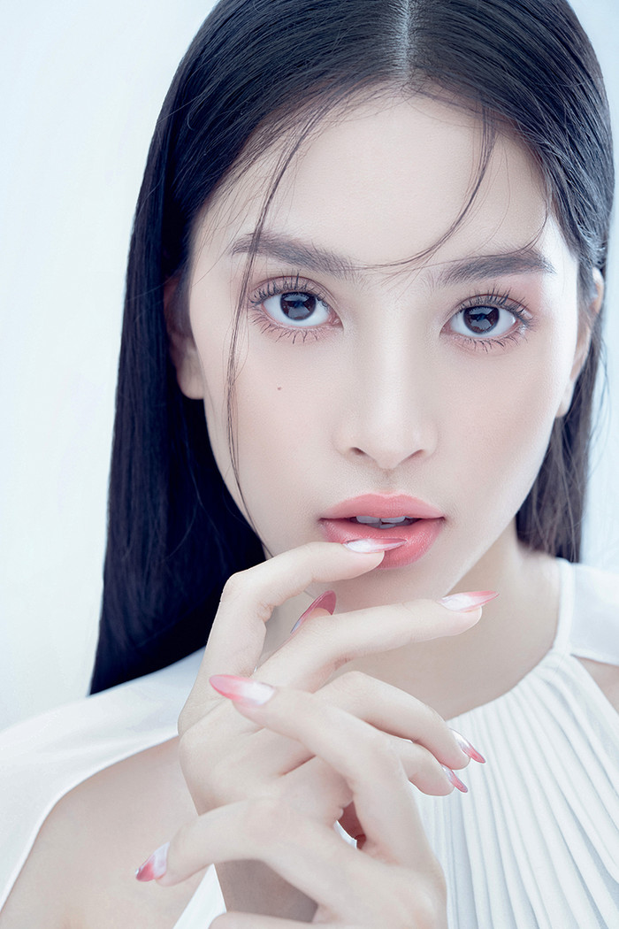 Rạng rỡ đón tuổi 20, Hoa hậu Tiểu Vy hạnh phúc khoe căn phòng ngập tràn hoa Ảnh 8