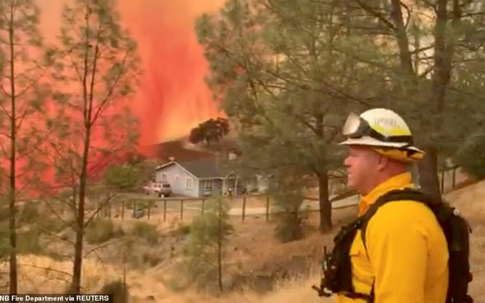 California 'đỏ lửa' vì hàng trăm đám cháy rừng Ảnh 2