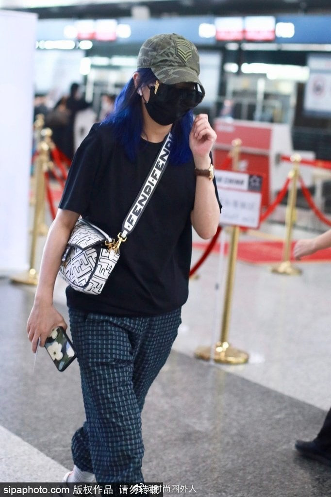 Triệu Vy được cánh phóng viên bắt gặp tại phi trường Bắc Kinh vừa qua với quả tóc xanh dương đậm đà