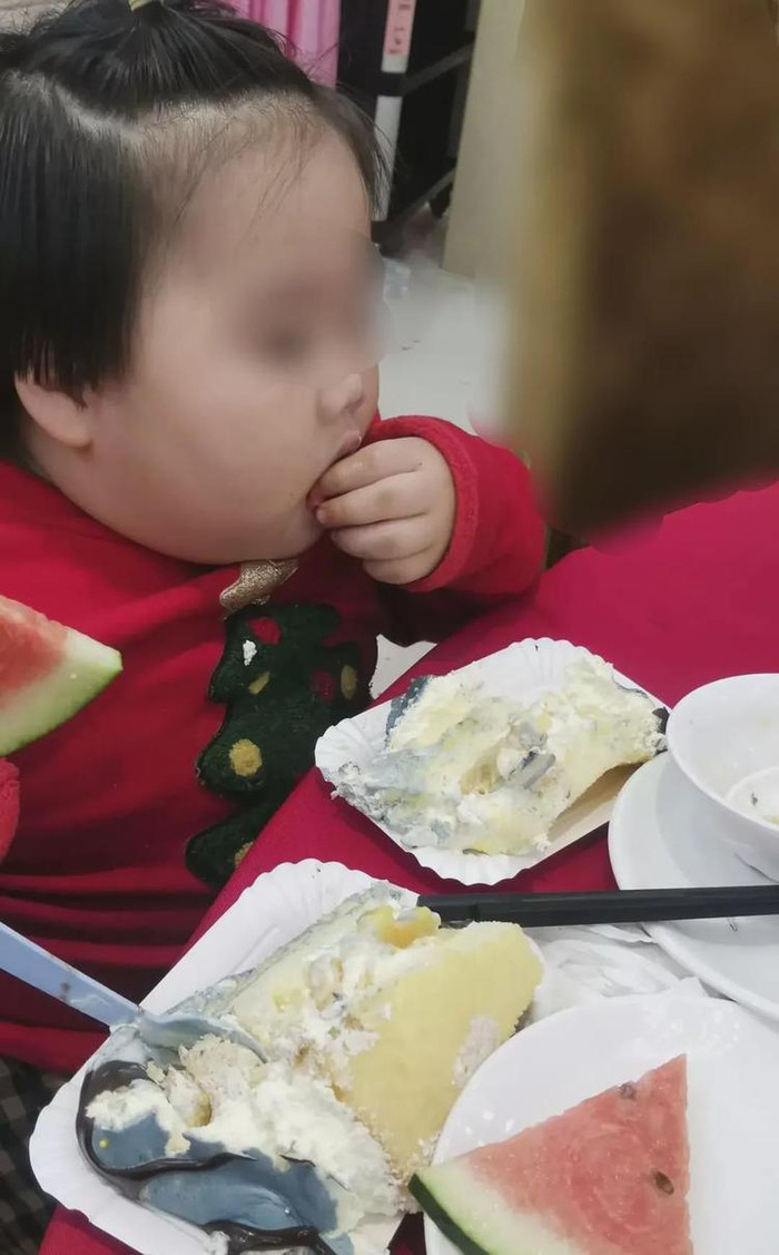 Bé gái 3 tuổi bị bố mẹ 'vỗ béo' tới 35kg để livestream kiếm tiền Ảnh 7