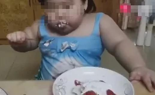 Bé gái 3 tuổi bị bố mẹ 'vỗ béo' tới 35kg để livestream kiếm tiền Ảnh 8