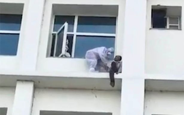 Bác sĩ dũng cảm cứu bệnh nhân COVID-19 có ý định nhảy khỏi tầng 4 Ảnh 2