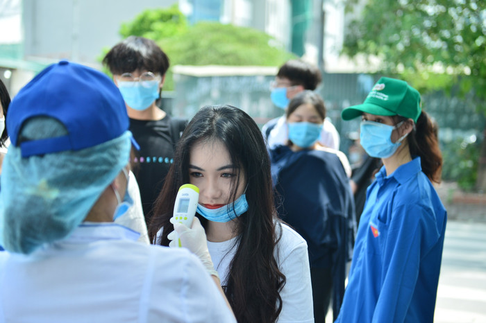 Hình ảnh thí sinh được kiểm tra y tế trước khi vào phòng thi.