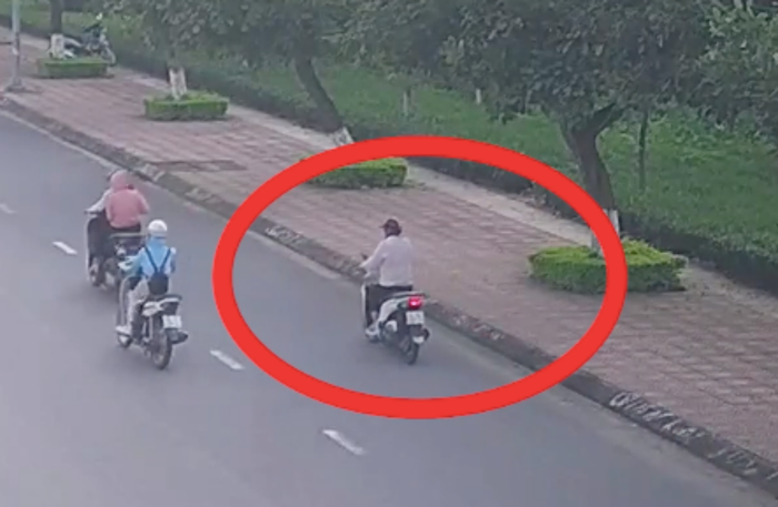 Hình ảnh Thu đi xe máy một mình đến đoạn Công viên Nguyễn Văn Cừ.