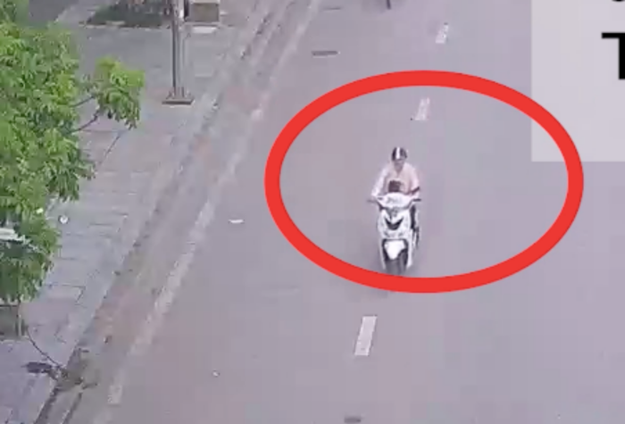 Camera ghi lại hình ảnh Thu chở bé Gia Bảo đi.