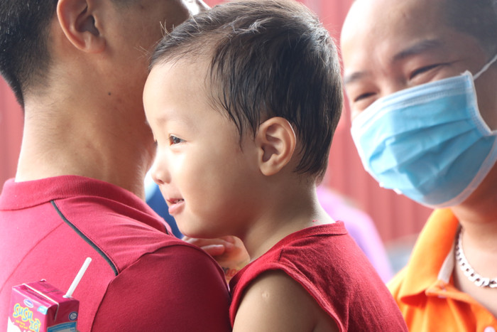 Bé Gia Bảo trong vòng tay người thân.