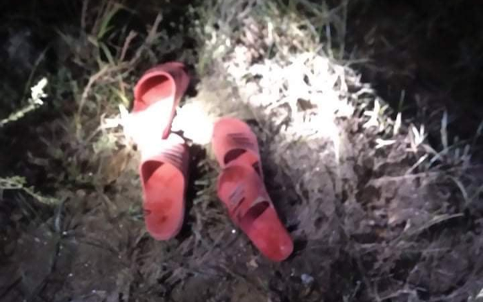 Hàng trăm người tìm kiếm khu vực sông Ngàn Phố sau khi phát hiện dép của 2 cháu bé Ảnh 2