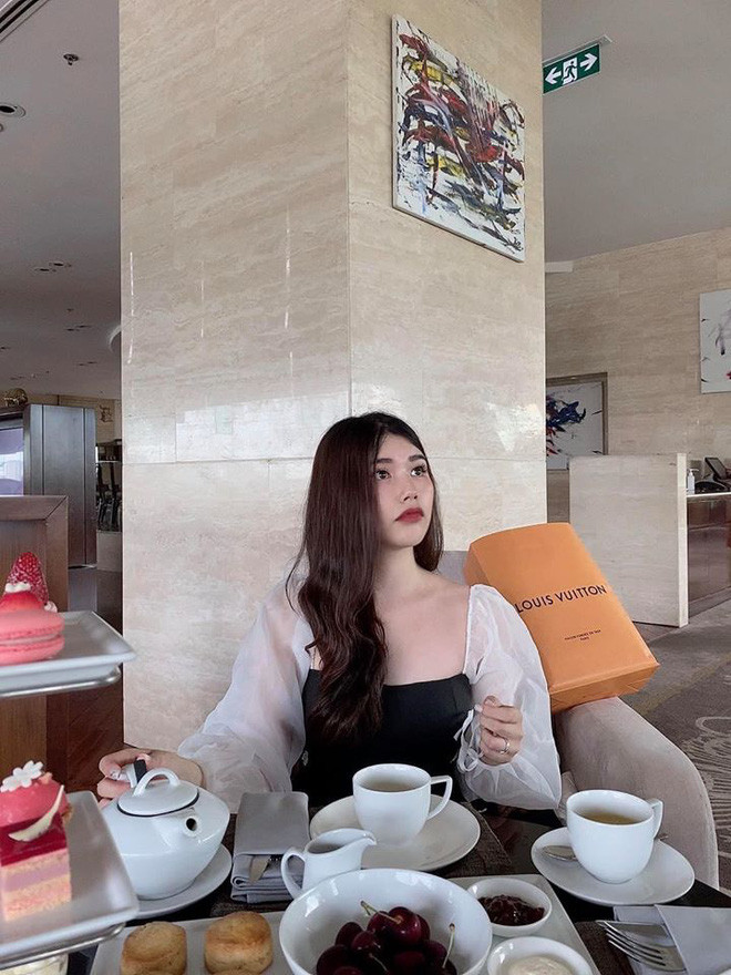 Anh Thư có bằng 8.0 IELT, đảm nhiệm khá nhiều vai trò và hiện đang làm quản lý một cửa hàng nhỏ.