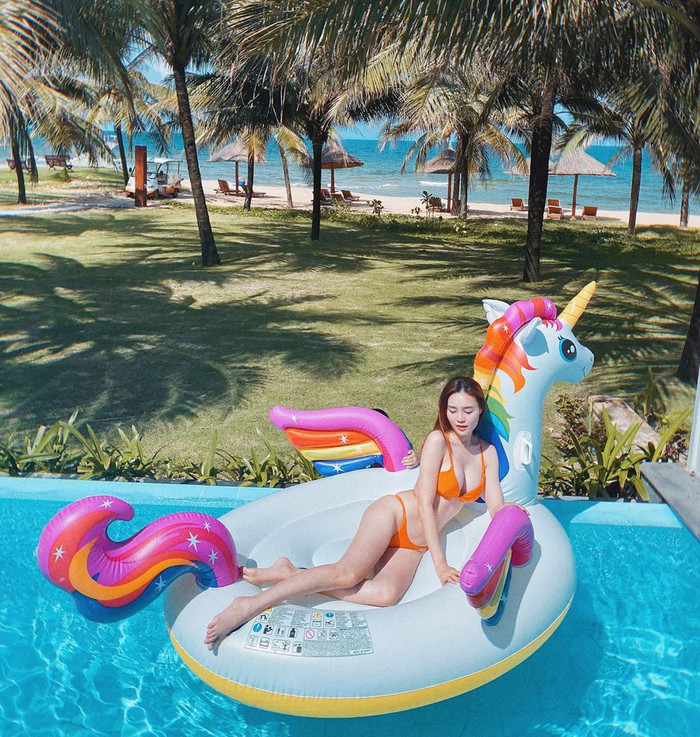 Ninh Dương Lan Ngọc khoe body cực phẩm của mình trong thiết kế bikini tí hon trong hình ảnh mới nhất cô update trên trang cá nhân
