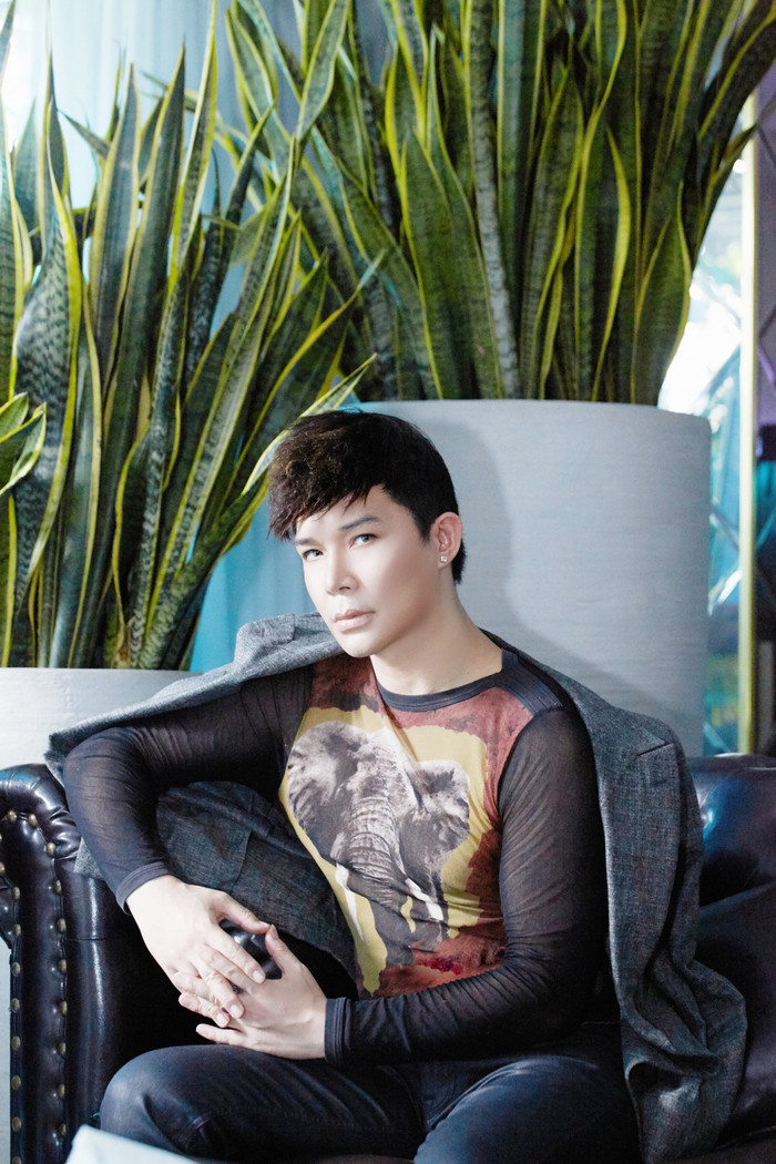 Nhận lời làm giám khảo cho một chương trình truyền hình, nam ca sĩ không ngại dậy từ 6 giờ sáng để kịp tiến độ quay của nhà sản xuất.&nbsp;