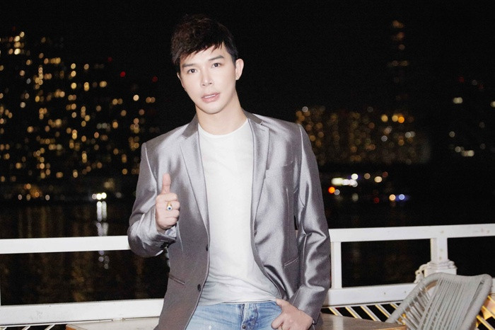 Nathan Lee luôn rất chuyên nghiệp trong công việc, anh cho biết từ khi bắt đầu sự nghiệp ca hát năm 6 tuổi, anh chưa một lần đến trễ hay để cộng sự phải chờ mình