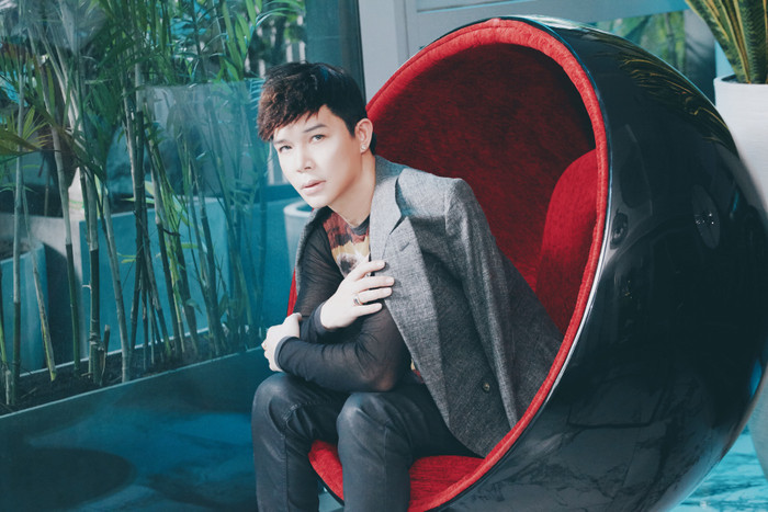 Phòng khách tràn ngập cây xanh và ánh sáng trong căn hộ 70 tỷ của Nathan Lee Ảnh 3