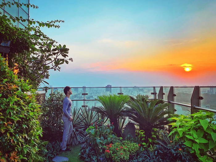 Không thể du lịch thế giới như mọi năm, nam ca sĩ điển trai tự giãn cách xã hội trong căn hộ mới mà anh dành hơn 2 năm để trùng tu