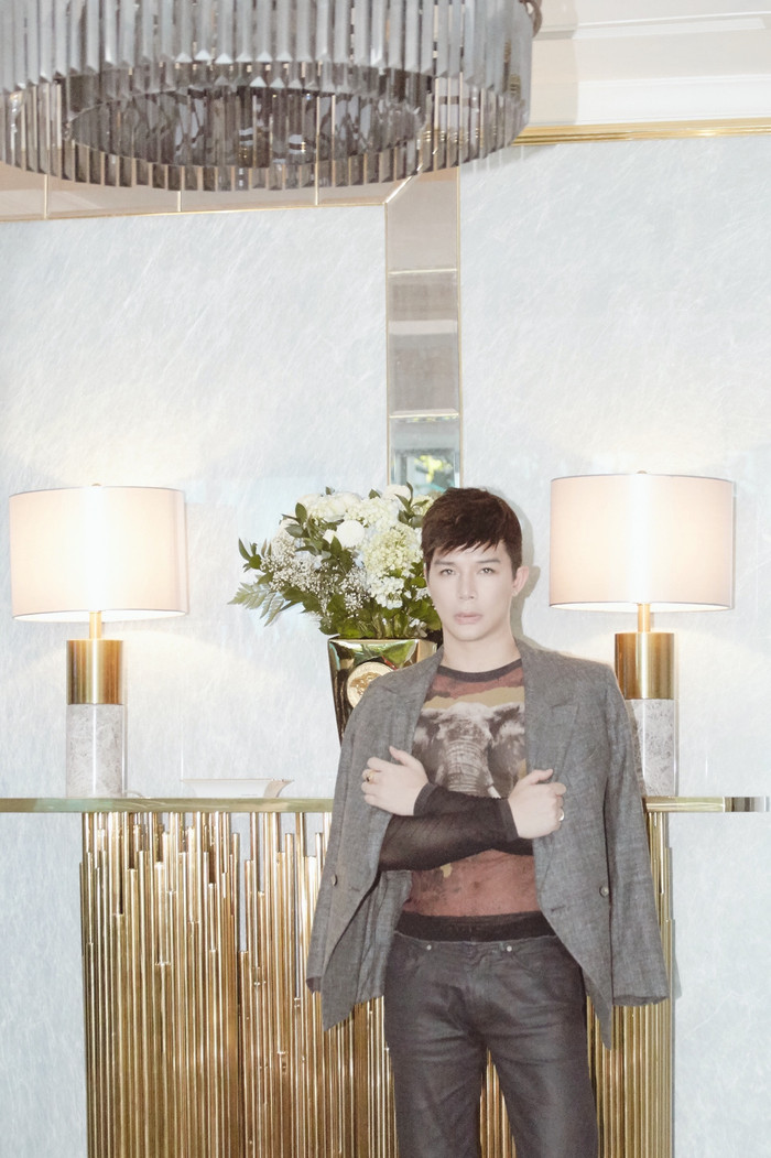 &nbsp;Mới đây, Nathan Lee đã hé lộ một góc phòng khách rộng 100m lung linh ánh sáng khiến người hâm mộ thích thú.