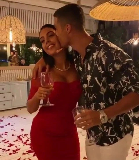 Ronaldo và Georgina lãng mạn khiêu vũ trên những cánh hồng Ảnh 4