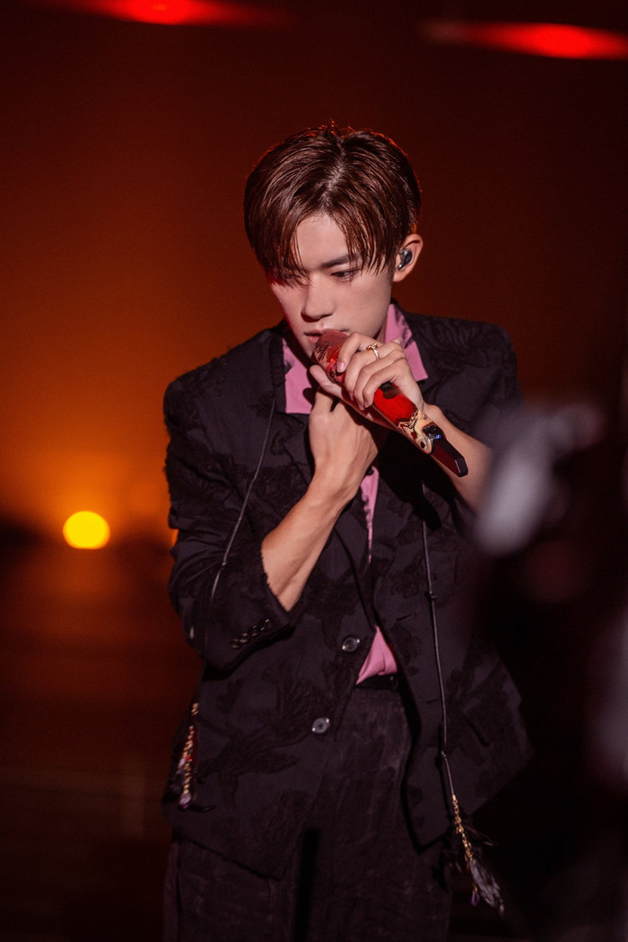 Tạo hình của Dịch Dương Thiên Tỉ trong phim mới và 'Em của thời niên thiếu' có giống nhau hay không? Ảnh 7