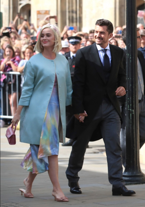 Than con gái trong bụng hơn 10 tháng không chịu ra đời, Katy Perry bị fan trêu chọc: Đúng là 'mẹ nào con nấy'