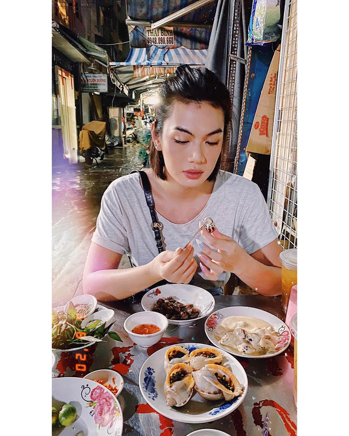 Đôi môi căng, chân mày sắc lẹm là điều có thể thấy rõ trong cách trang điểm của Lộc...