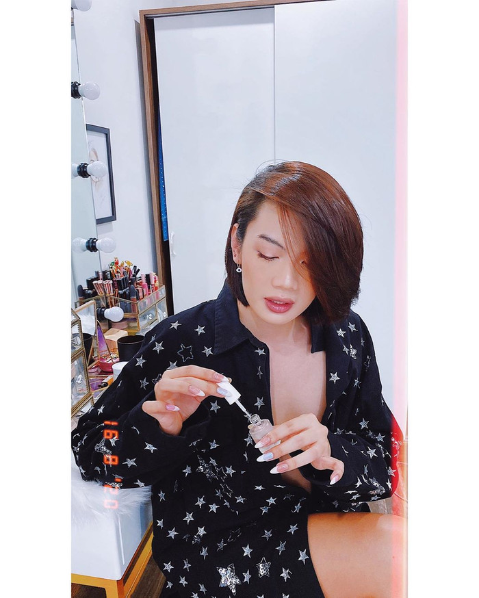 Áo chemise với ngôi sao bạc lấp lánh, son môi đỏ mọng quyến rũ hết mức. 