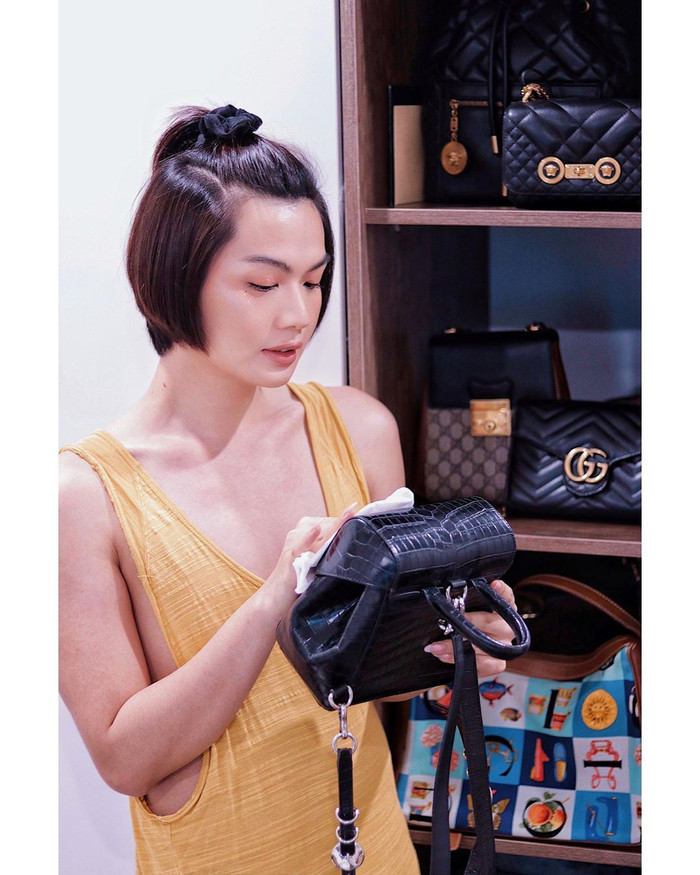 Khoe layout make-up mà còn show nhẹ được dàn túi xách đắt giá phía sau...