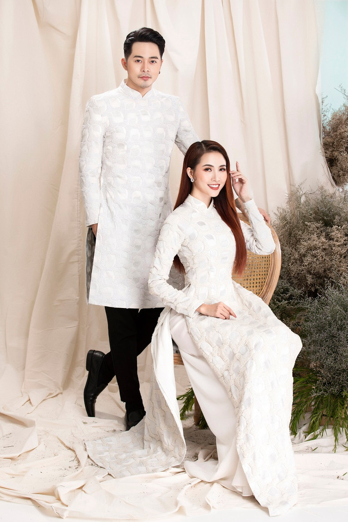 Hóa thân thành một cặp đôi trong ngày “dạm ngõ', Dương Mạc Anh Quân và Phan Thị Mơ không ngại thể hiện sự tình cảm cũng như niềm hạnh phúc trong ngày trọng đại. 