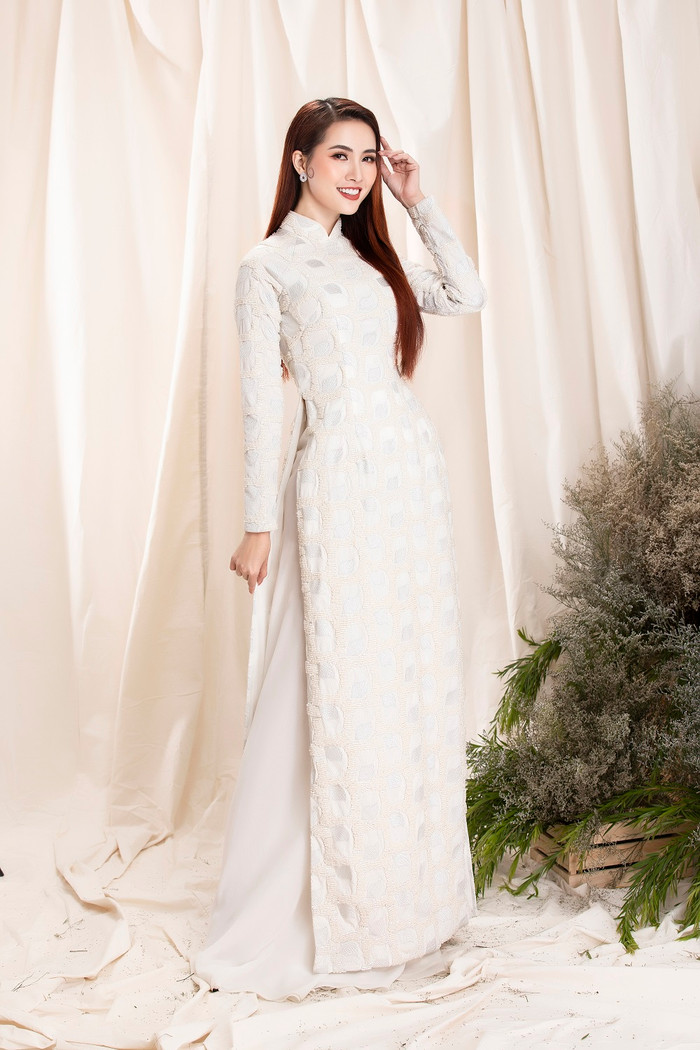 Thiết kế áo dài trắng được tô điểm các chi tiết lạ mắt 