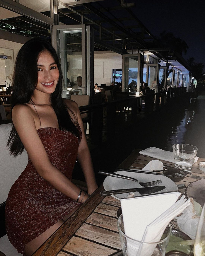 Hoa hậu Trần Tiểu Vy diện style quyến rũ đón sinh nhật 20 tuổi trong không gian riêng tư và lãng mạn.