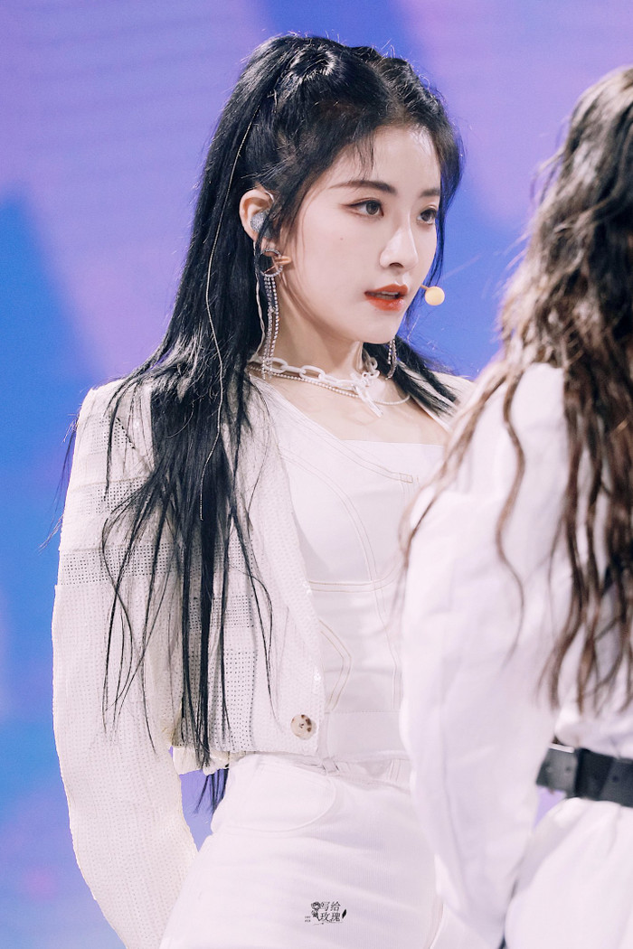 Dụ Ngôn (The9) bị tên 'sói đội lốt cừu' sàm sỡ vòng một ngay nơi công cộng Ảnh 10