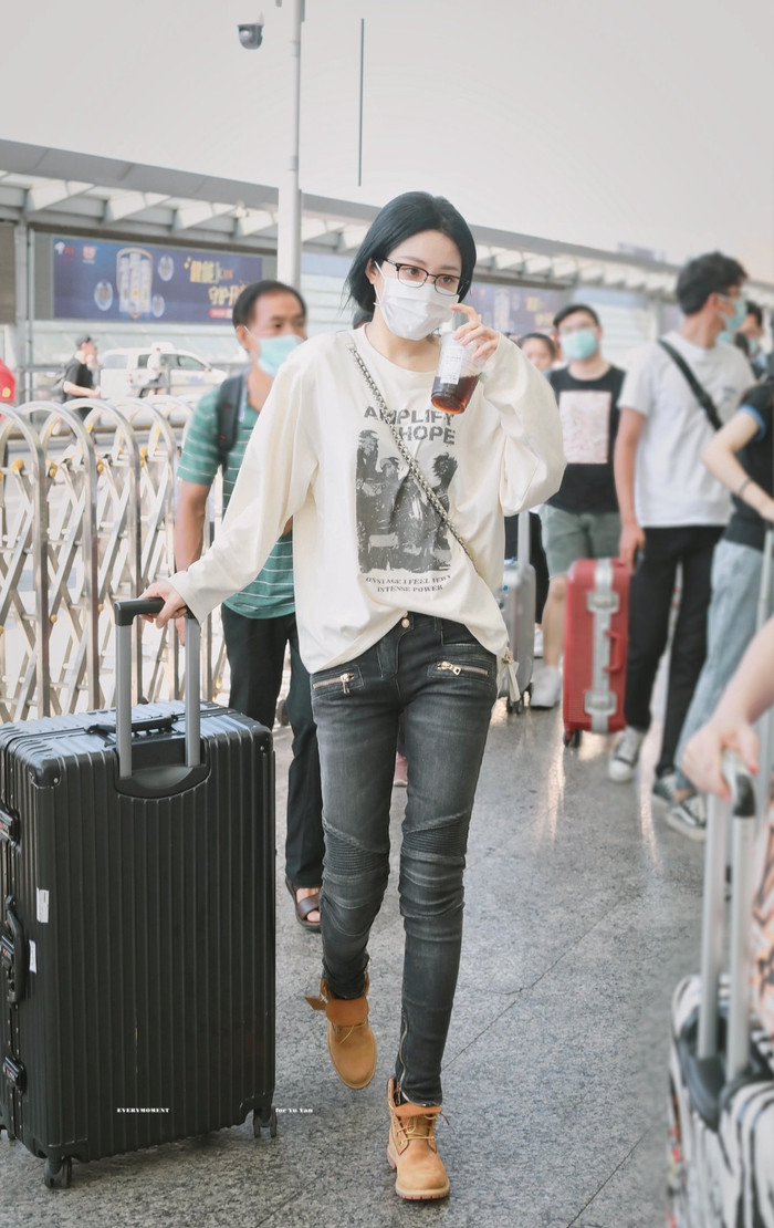 Dụ Ngôn (The9) bị tên 'sói đội lốt cừu' sàm sỡ vòng một ngay nơi công cộng Ảnh 13