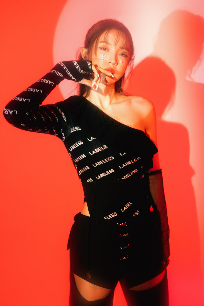 Jeon Jiyoon (hiện có nghệ danh là Jenyer).