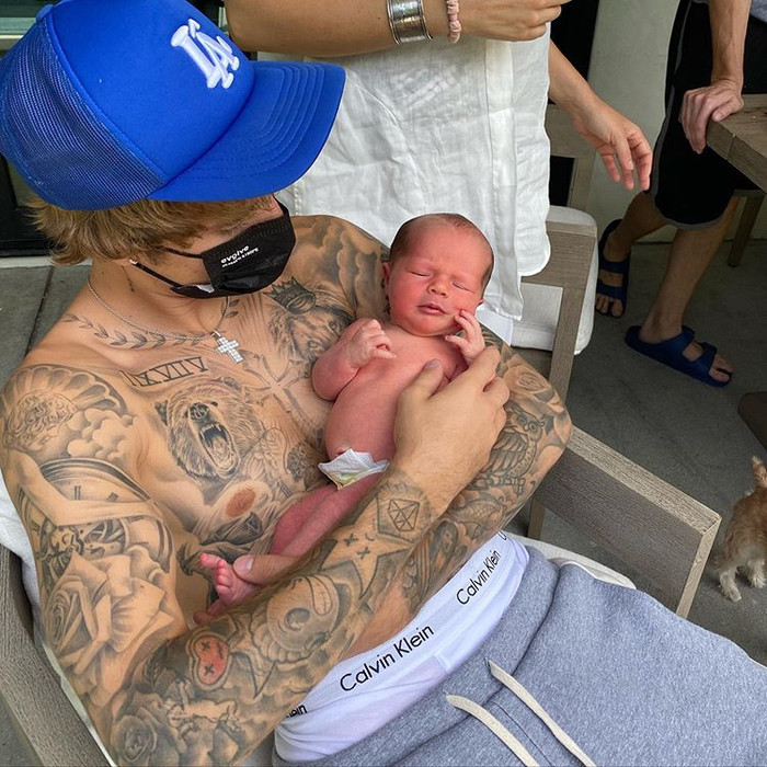 Vợ chồng Justin Bieber khoe ảnh cùng cháu gái mới sinh, The Rock chúc cặp đôi sớm có con Ảnh 2