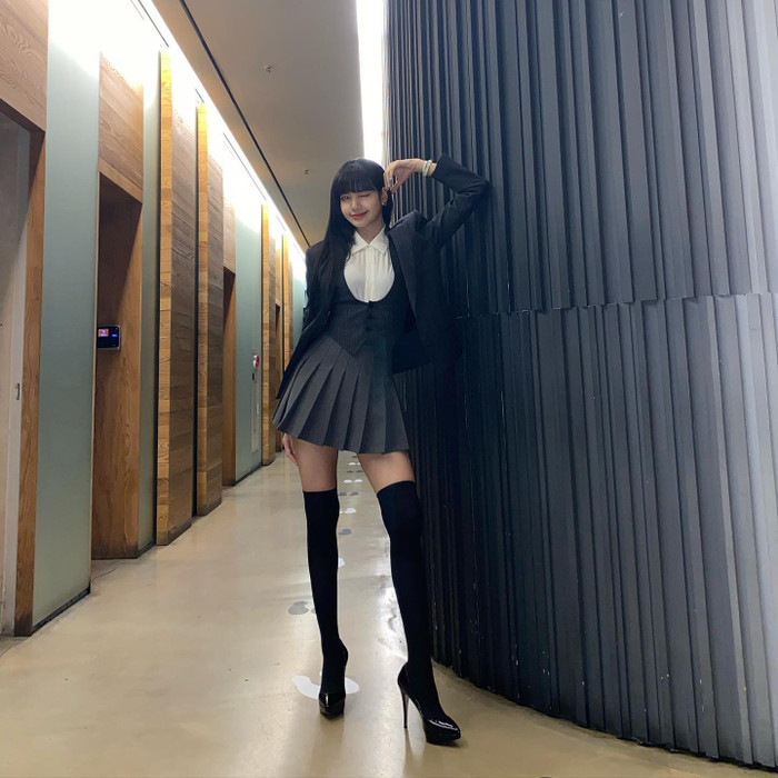 Rosé (BlackPink) hở bạo, theo phong cách high teen cực cuốn hút Ảnh 3