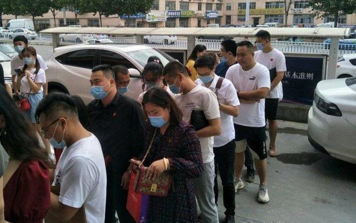 Phòng đăng ký kết hôn khắp Trung Quốc 'thất thủ' trong ngày lễ Thất Tịch: Người đứng xếp hàng từ nửa đêm, kẻ đặt lịch trước nửa tháng Ảnh 2