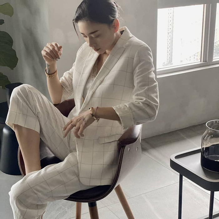 Vốn ưa chuộng các dáng suit nam tính nên đả nữ màn ảnh Việt rất mê mặc các trang phục menswear đầy thanh lịch. Chỉ đơn giản với cây đồ suit sọc kẻ thui mà Ngô Thanh Vân đã nhận được hàng trăm lượt bình luận và fans thì thả tim tới tấp 