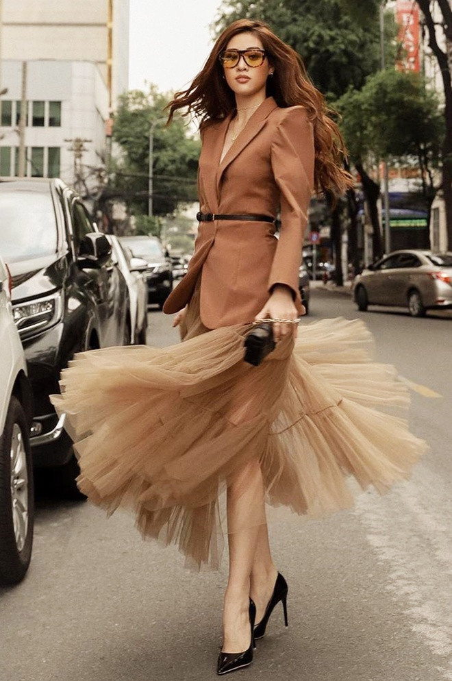 Ngoài phong cách vest mix quần thường thấy, Khánh Vân còn phối áo vest cùng chân váy vải tuyn 