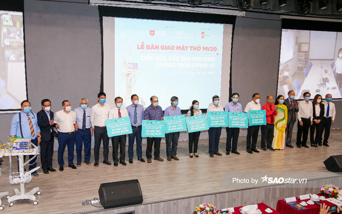 Đại học Văn Lang và Tập đoàn Vạn Thịnh Phát trao tặng 540 máy thở MV20 tiếp sức các địa phương chống dịch COVID-19 Ảnh 2