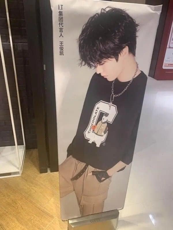 Hình ảnh Vương Tuấn Khải do chính tập đoàn I.T quảng cáo trên các trung tâm thương mại lớn