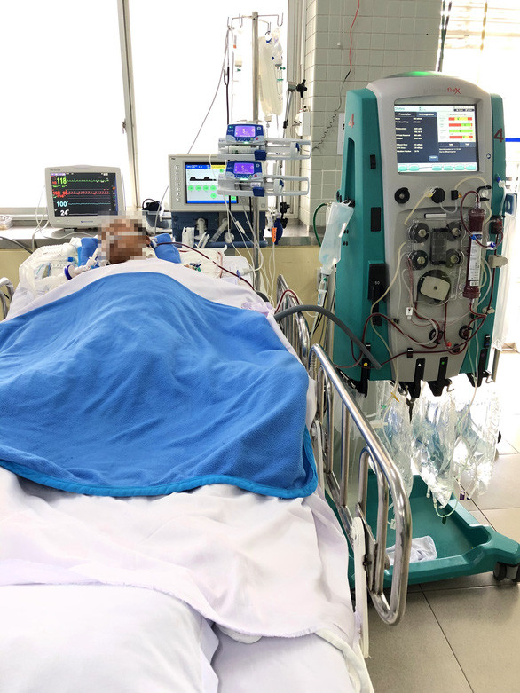 Người đàn ông bị rắn hổ mang chúa cắn đã được phẫu thuật vết thương, chuẩn bị ghép da Ảnh 3