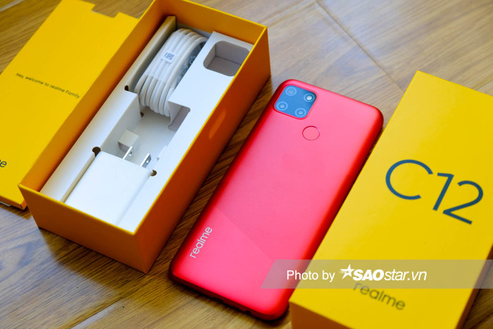 Đầu tiên là về hộp đựng. Hộp của Realme C12 vẫn giữ thiết kế quen thuộc với tông màu vàng và dòng chữ C12 ở chính giữa. Bên trong sẽ bao gồm các phụ kiện như sách hướng dẫn sử dụng, que chọc SIM, củ sạc, cáp micro USB.