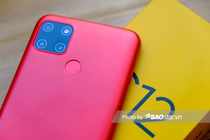 Realme C12 được trang bị viên pin 6.000mAh. Theo Realme, với viên pin này người dùng có thể sử dụng máy liên tục trong vòng 2 ngày mà không cần cắm thêm sạc.