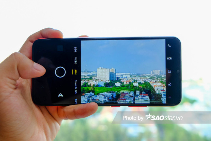 Với hệ thống camera này, người dùng có thể chụp ảnh ở nhiều góc độ khác nhau. Máy cũng hỗ trợ những chế độ chụp như siêu chụp đêm, làm đẹp, HDR, panorama, chân dung, timelapse,…