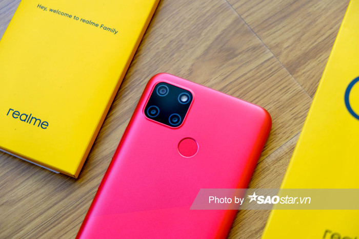 Đến với Realme C12, máy sở hữu thiết kế mặt lưng nhám sờ thích tay với những đường vân nổi hạn chế bám vân tay và cụm camera vuông đặt ở góc trái. Xuất hiện ở mặt lưng còn có cảm biến vân tay, giúp người dùng có thể mở khóa nhanh chóng.