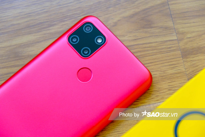 Realme C12 trang bị hệ thống 3 camera sau, trong đó gồm 1 camera chính 13MP, 1 camera đơn sắc 2MP và 1 camera macro hỗ trợ chụp cận cảnh 2MP.