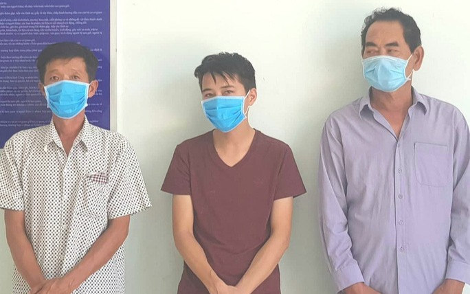 Tạm giữ nhóm đối tượng tổ chức đưa người ra nước ngoài trái phép giữa dịch COVID-19 Ảnh 2