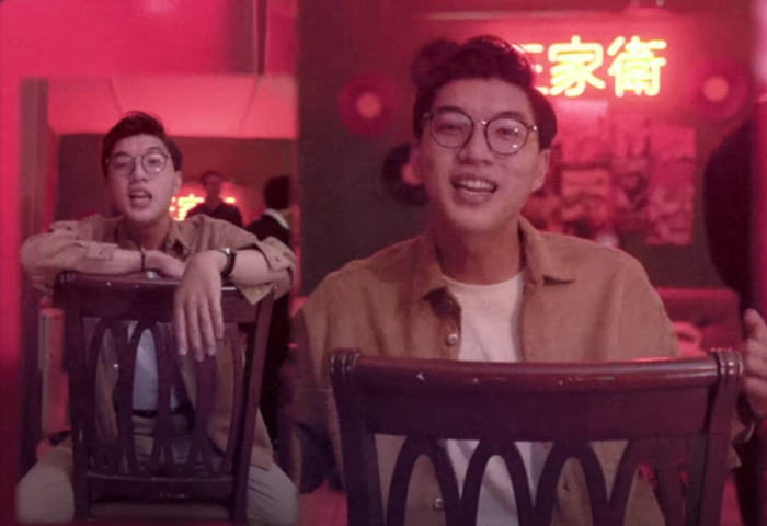 HIEUTHUHAI tiếp tục đốn tim khán giả với một tạo hình mới đầy thư sinh. 