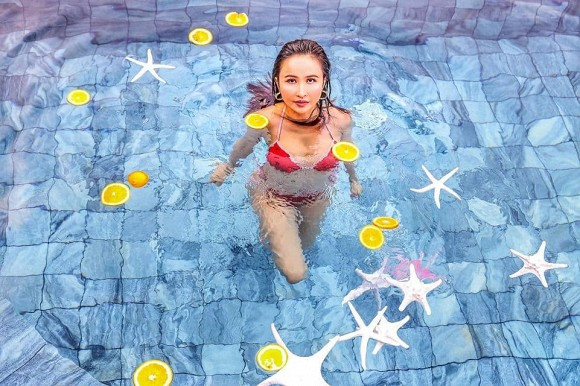 Từ khách sạn đến bể bơi, Mina rất chăm chỉ thả dáng cùng bikini