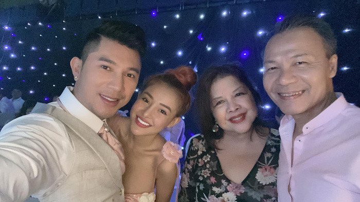 Trước những động thái này, nhiều người cũng đã bày tỏ sự chán ngán và cho rằng, đây chỉ là một chiêu trò của cặp đôi thị phi bậc nhất showbiz Việt.