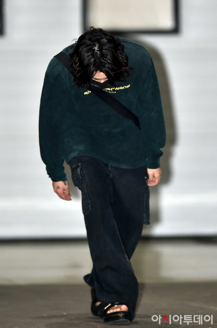 Liên tục cúi đầu chào, cảm ơn phóng viên.